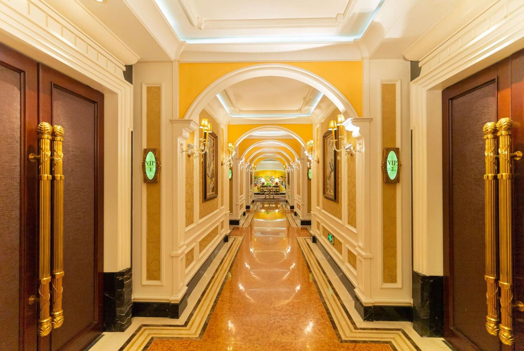Ramada Plaza Optics Valley Hotel Wuhan Exterior photo
